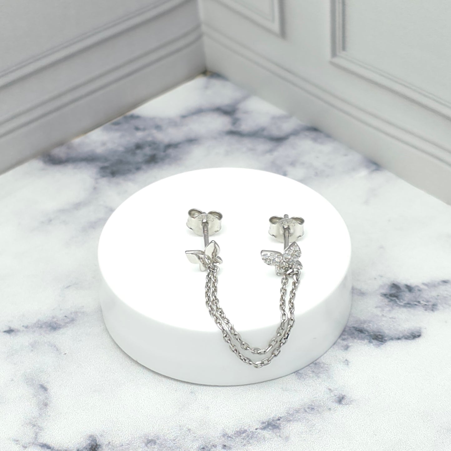 Aretes mariposa con cadena en plata 925