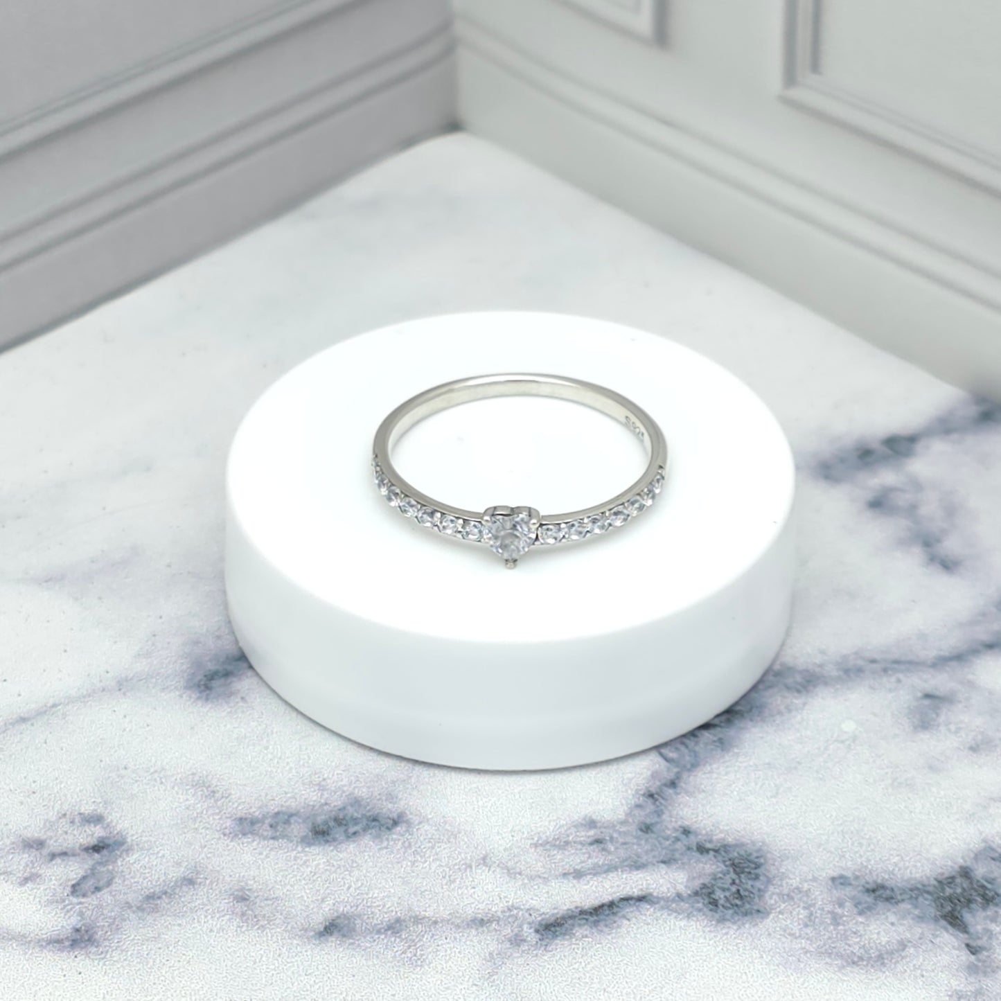 Anillo de plata con detalles brillantes