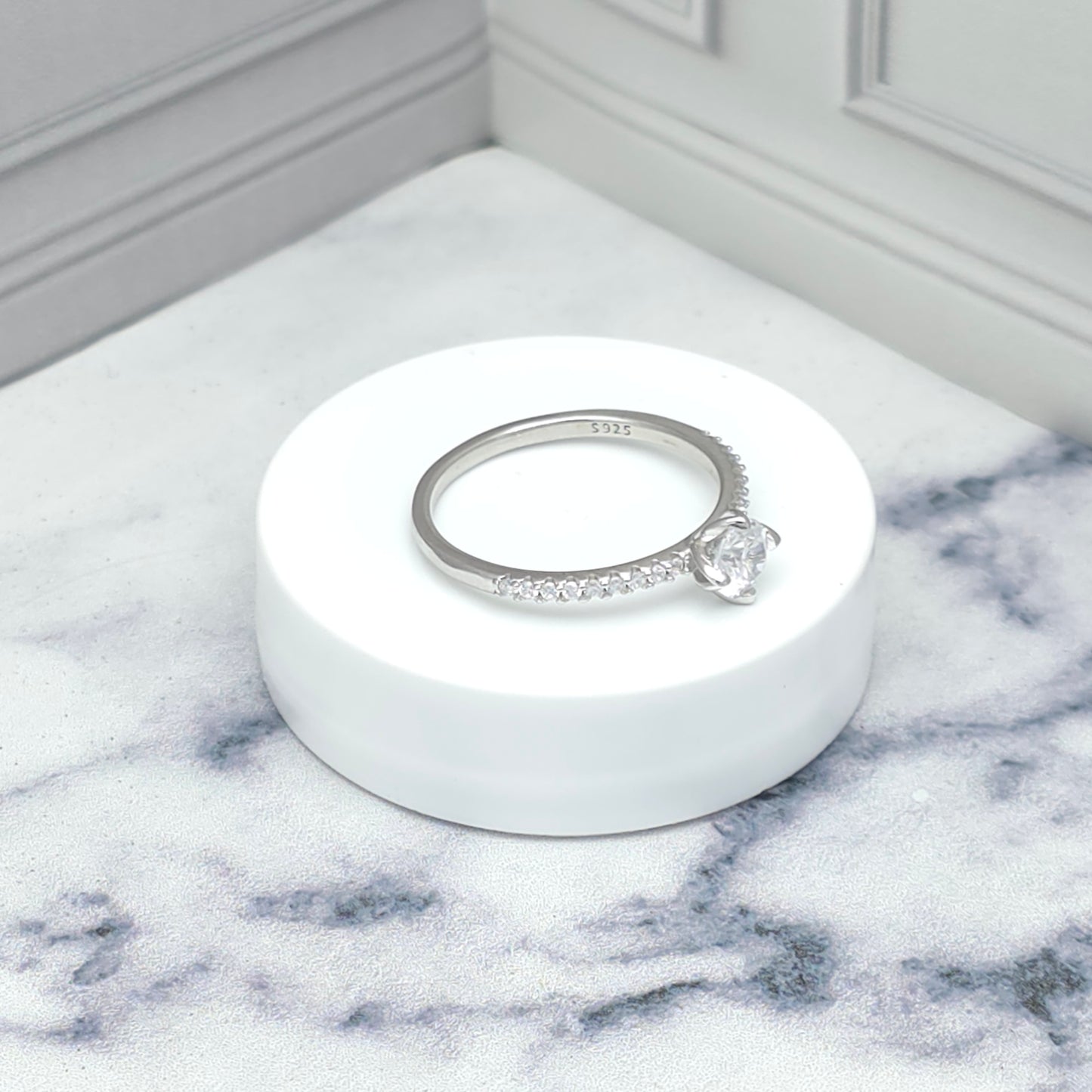 Anillo “Clásico Brillante” con piedra central y detalles laterales