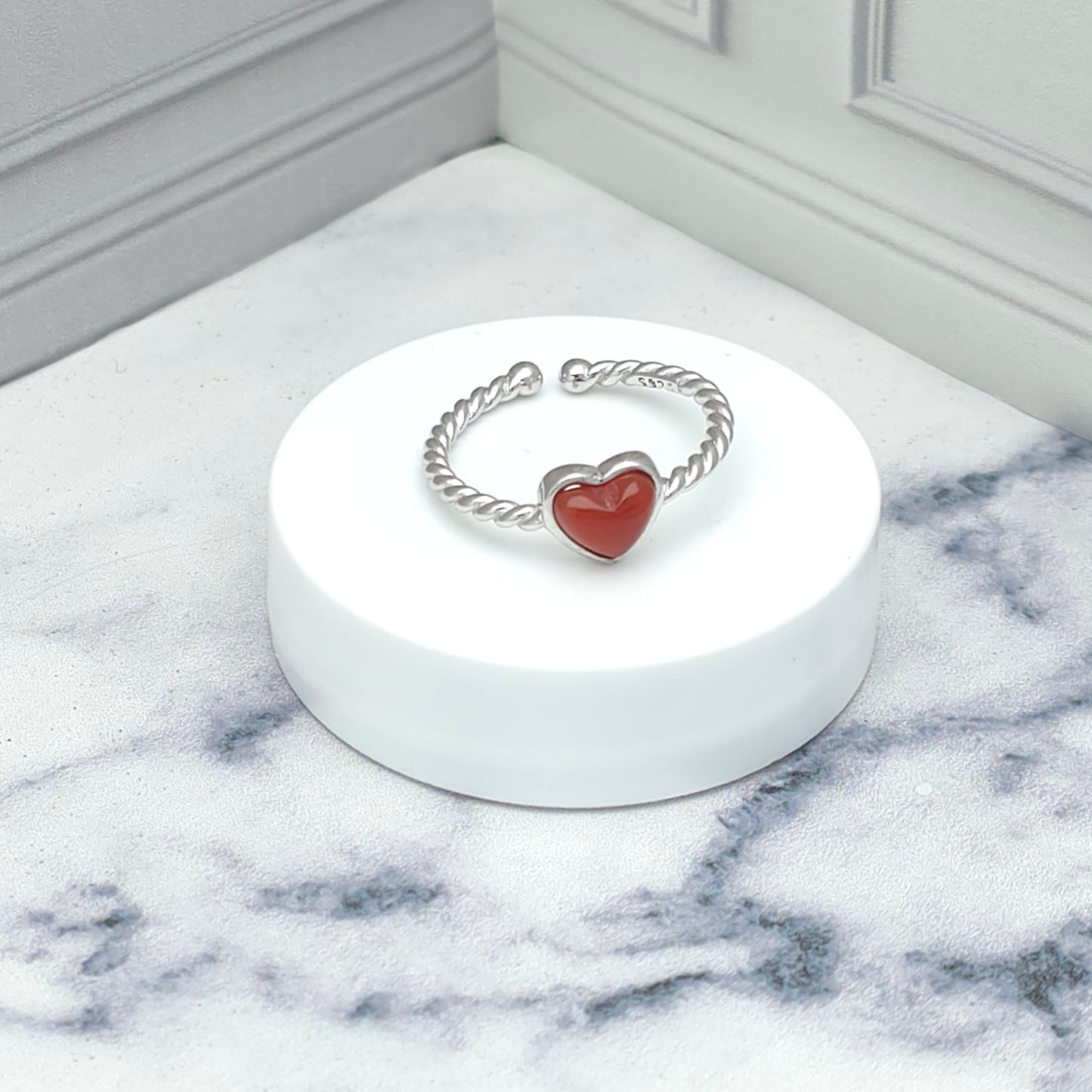 nillo de Corazón Rojo y aro trenzado