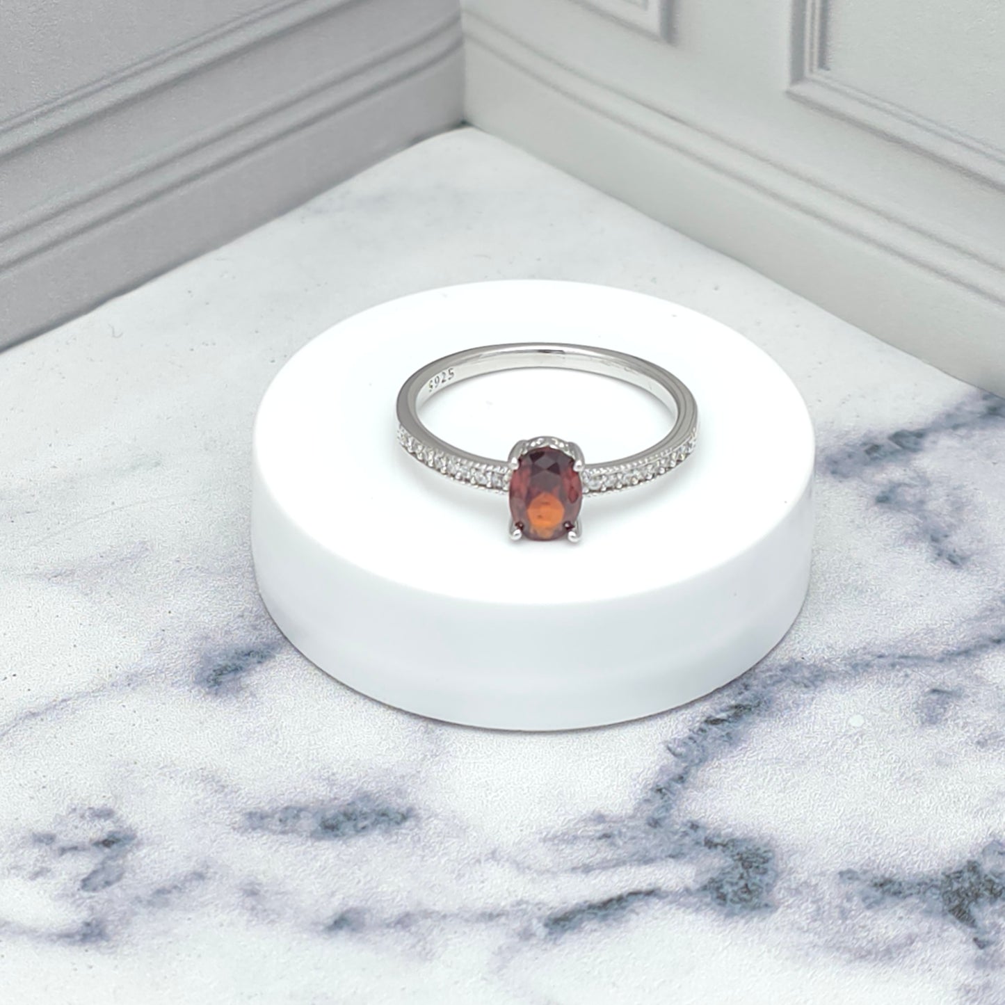 Anillo de plata con piedra roja