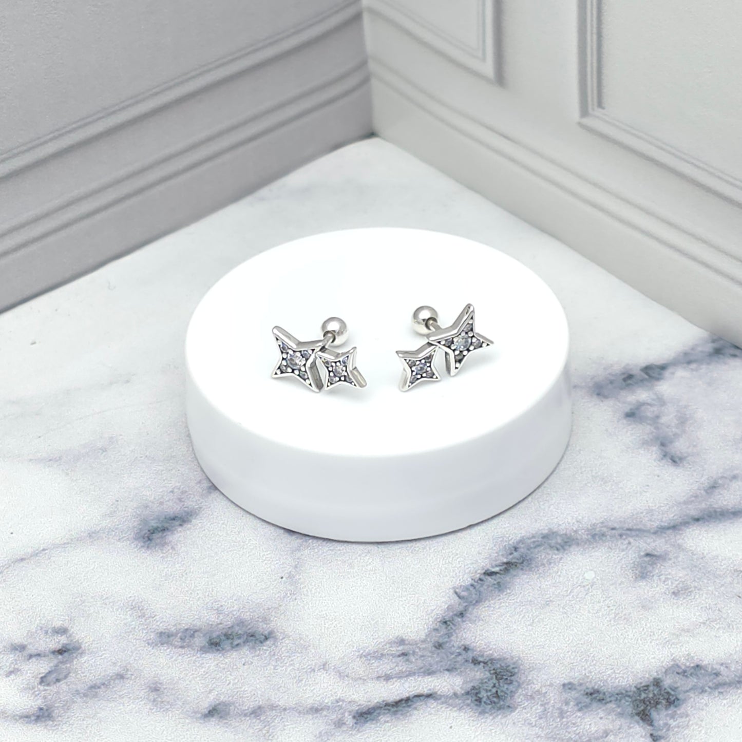 Aretes de plata con estrellas entrelazadas