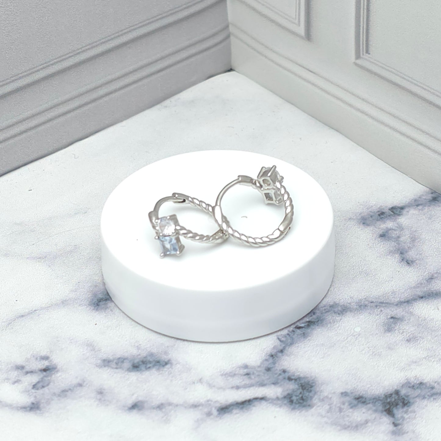 Argollas con detalles brillantes azul