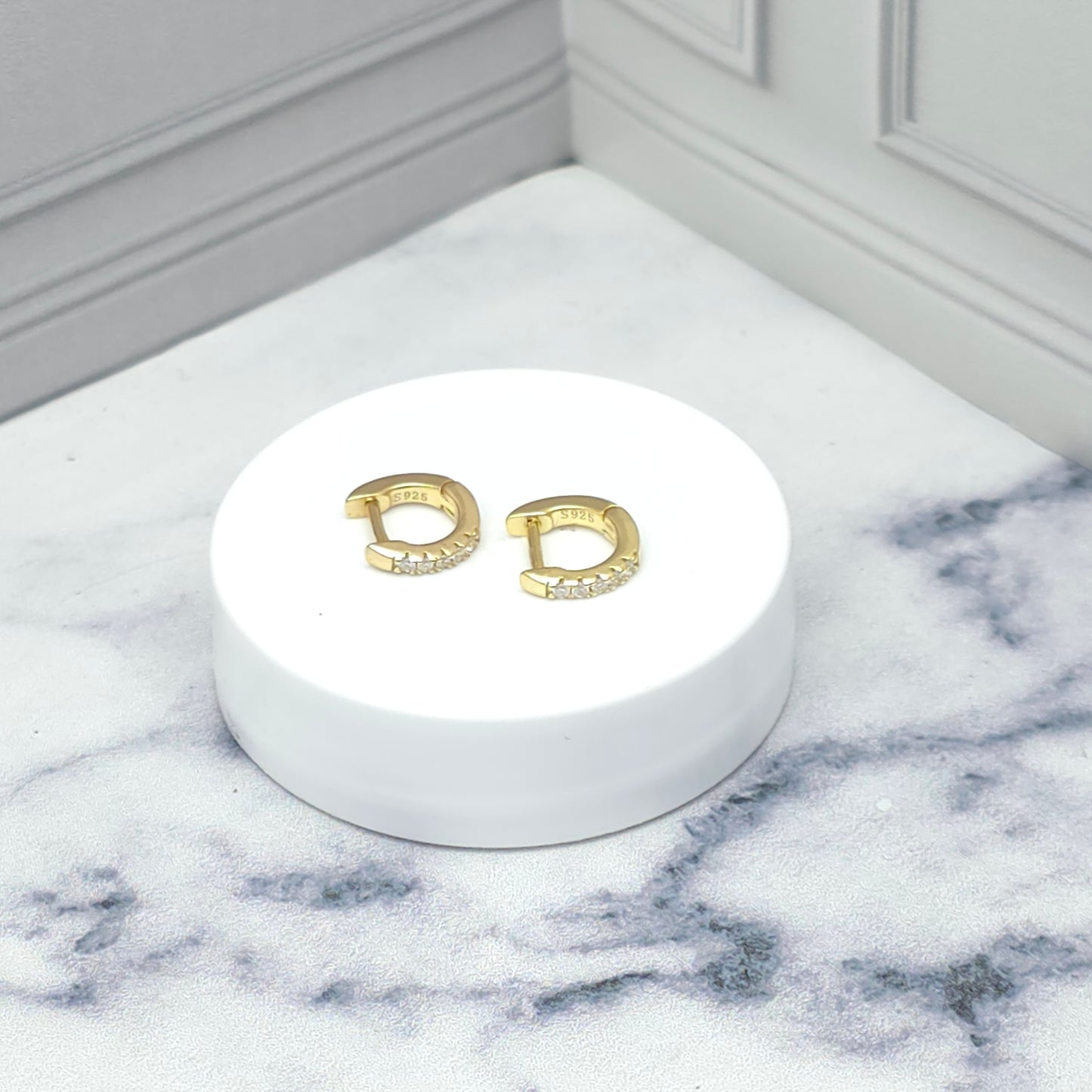 Aretes tipo argolla con circonias