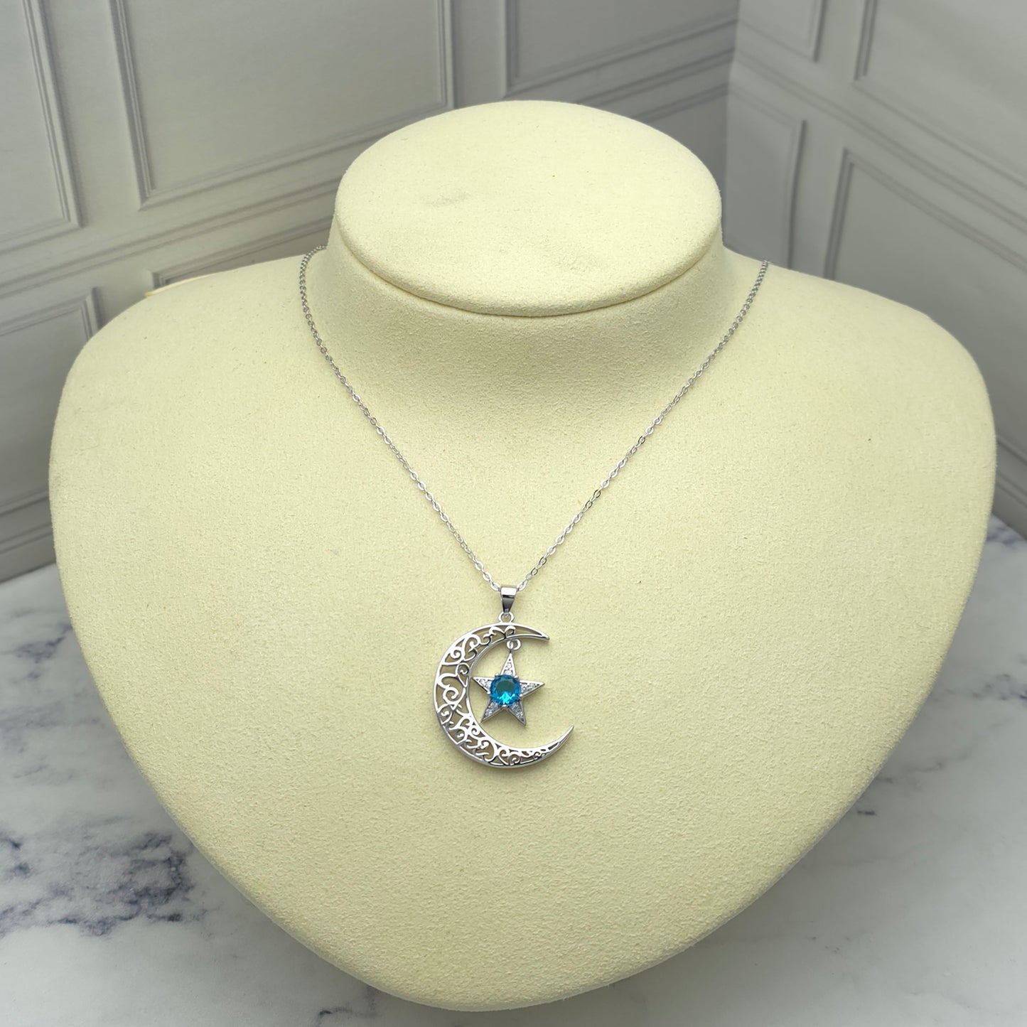 Collar de plata con luna y estrella azul