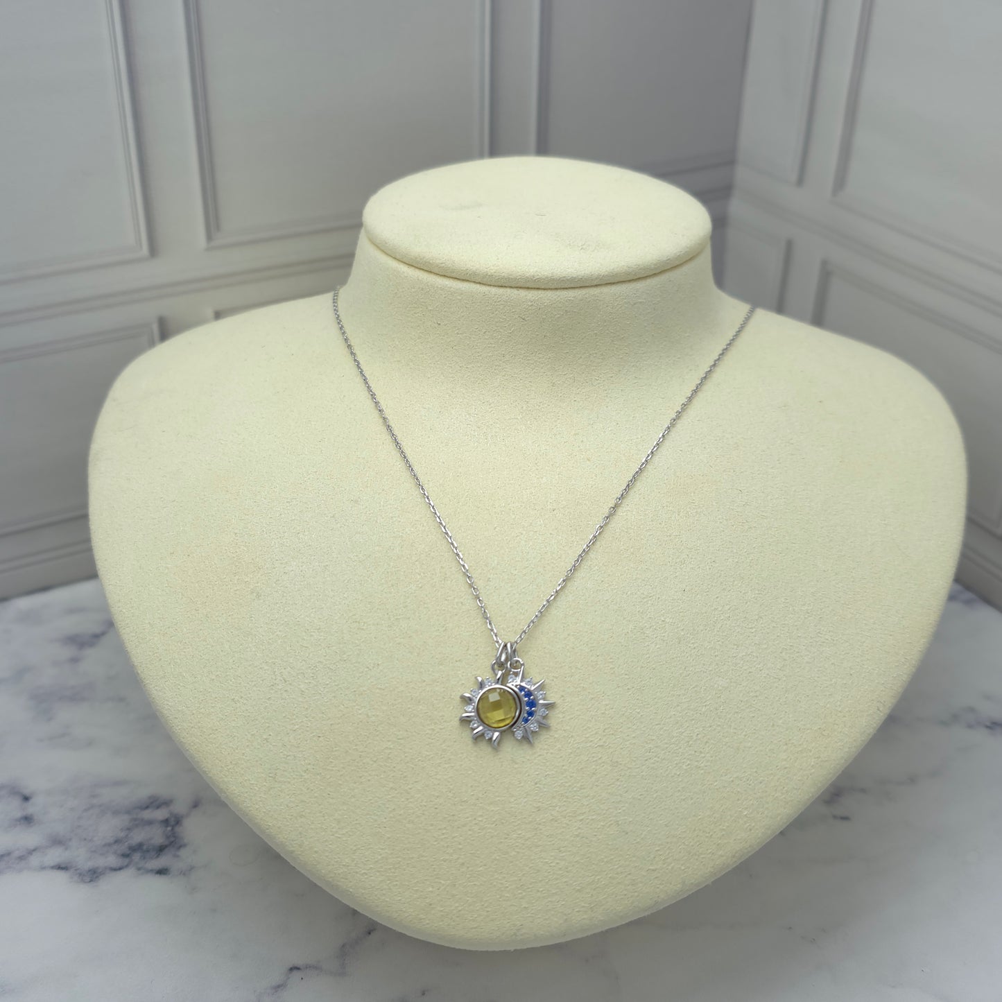 Collar de plata con sol y luna