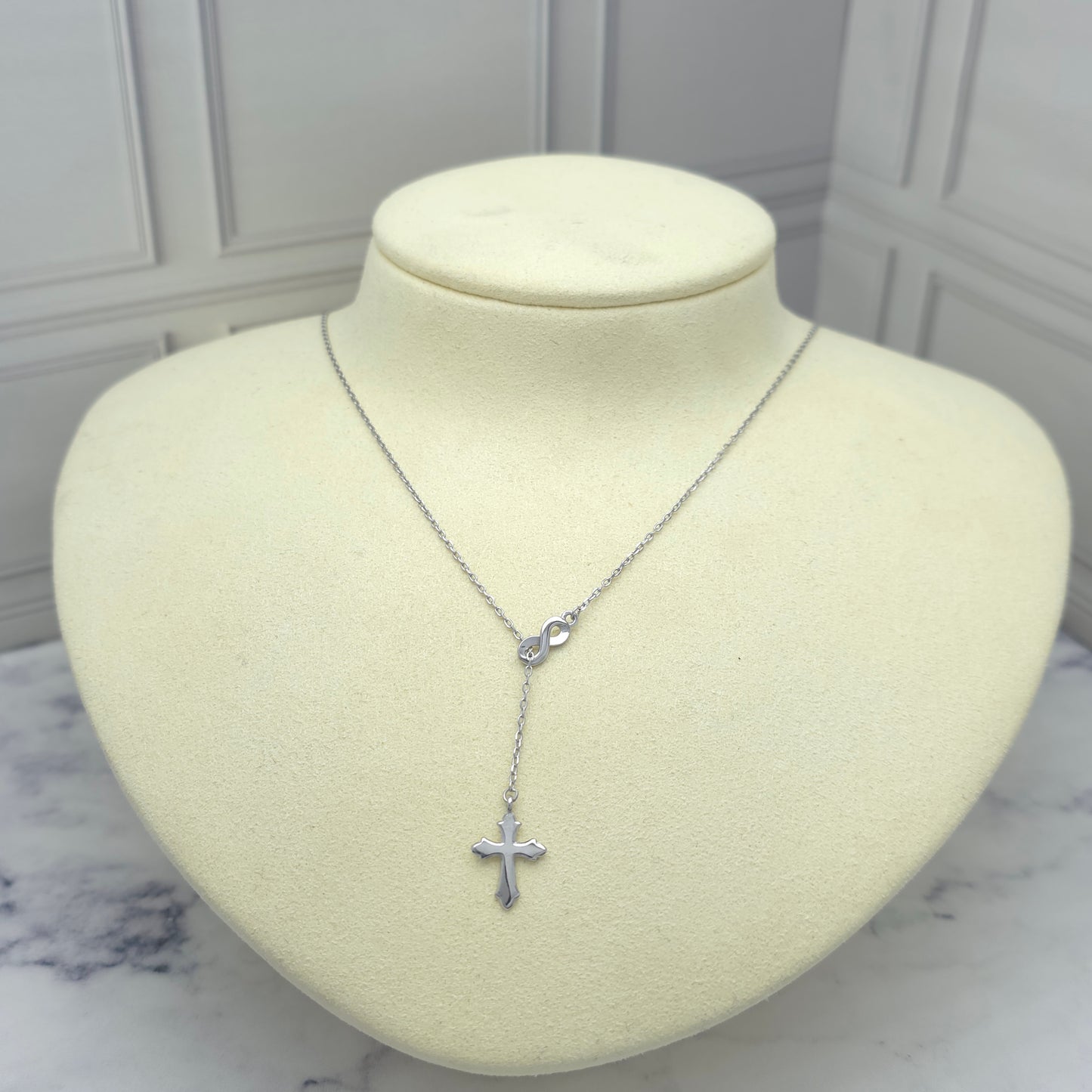 Collar de plata con cruz y símbolo de infinito