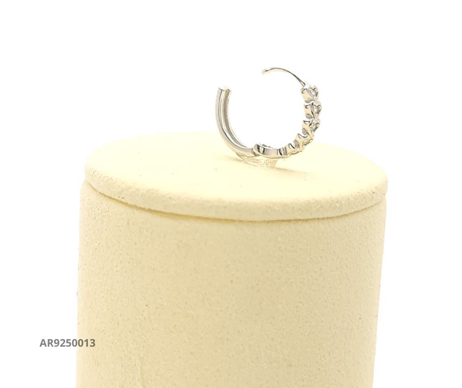 Aretes tipo argolla con diseño de corazones