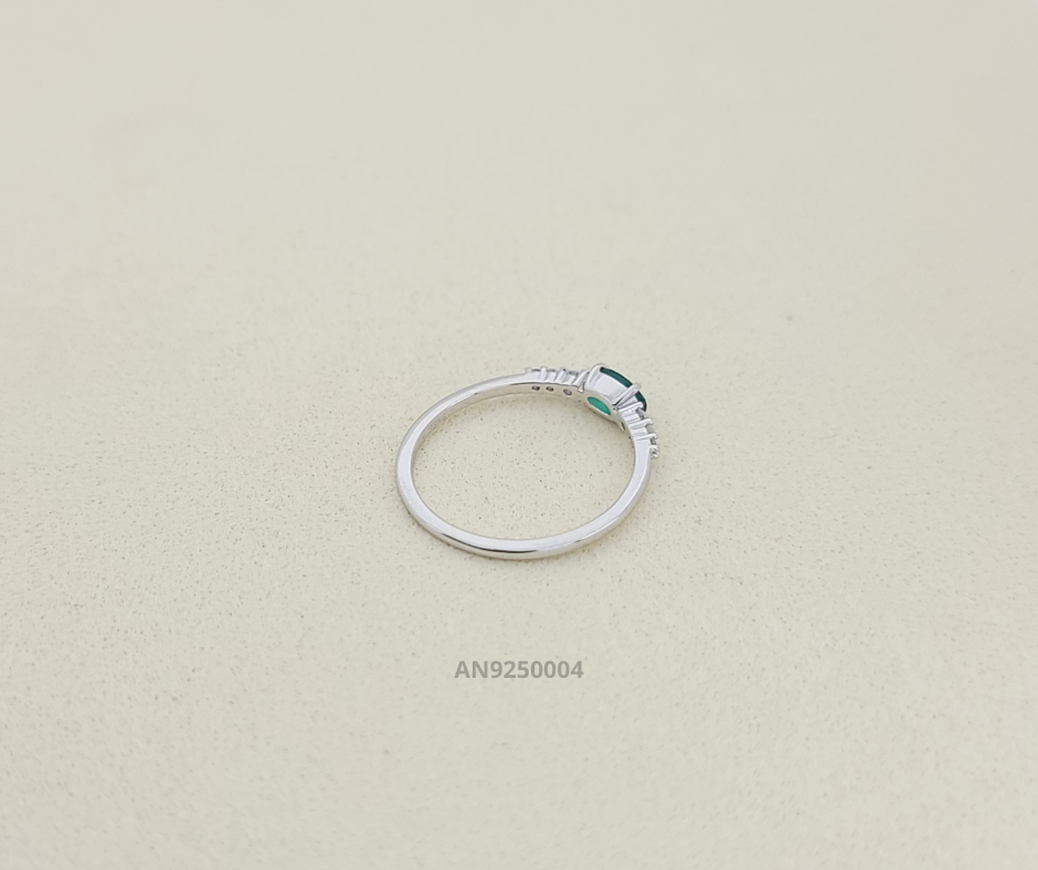 Anillo de plata 925 con circonia ovalada verde esmeralda