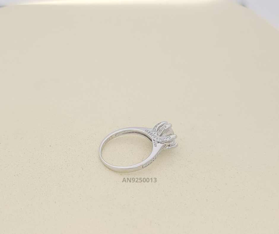 Anillo de plata 925 zirconia central