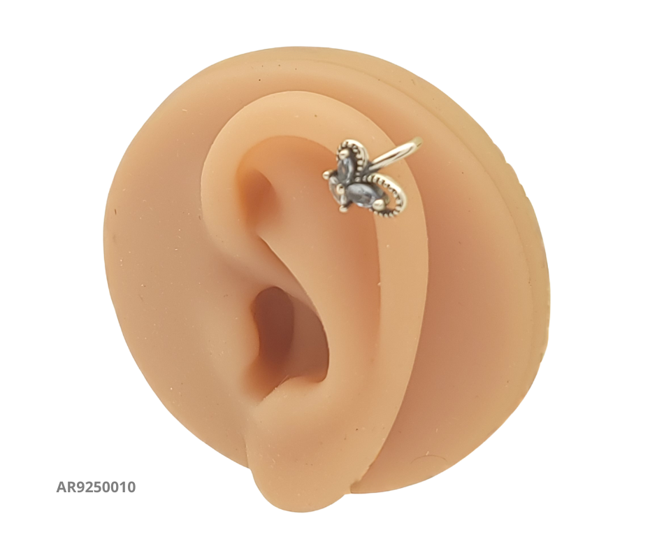 Arete con diseño de mariposa y circonias