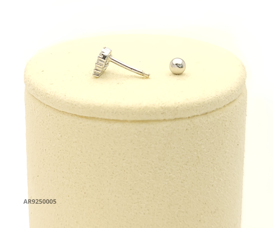 Aretes de plata en forma de corazón con circonias