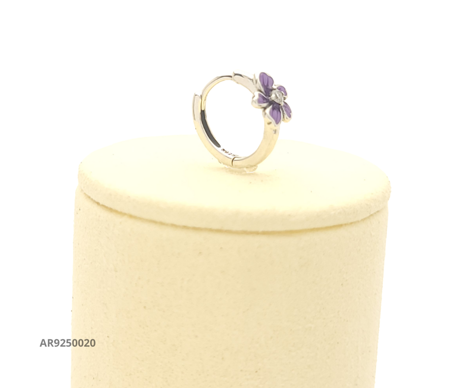 Aretes tipo argolla con flor esmaltada en lila