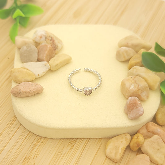 Anillo ajustable con corazón trenzado