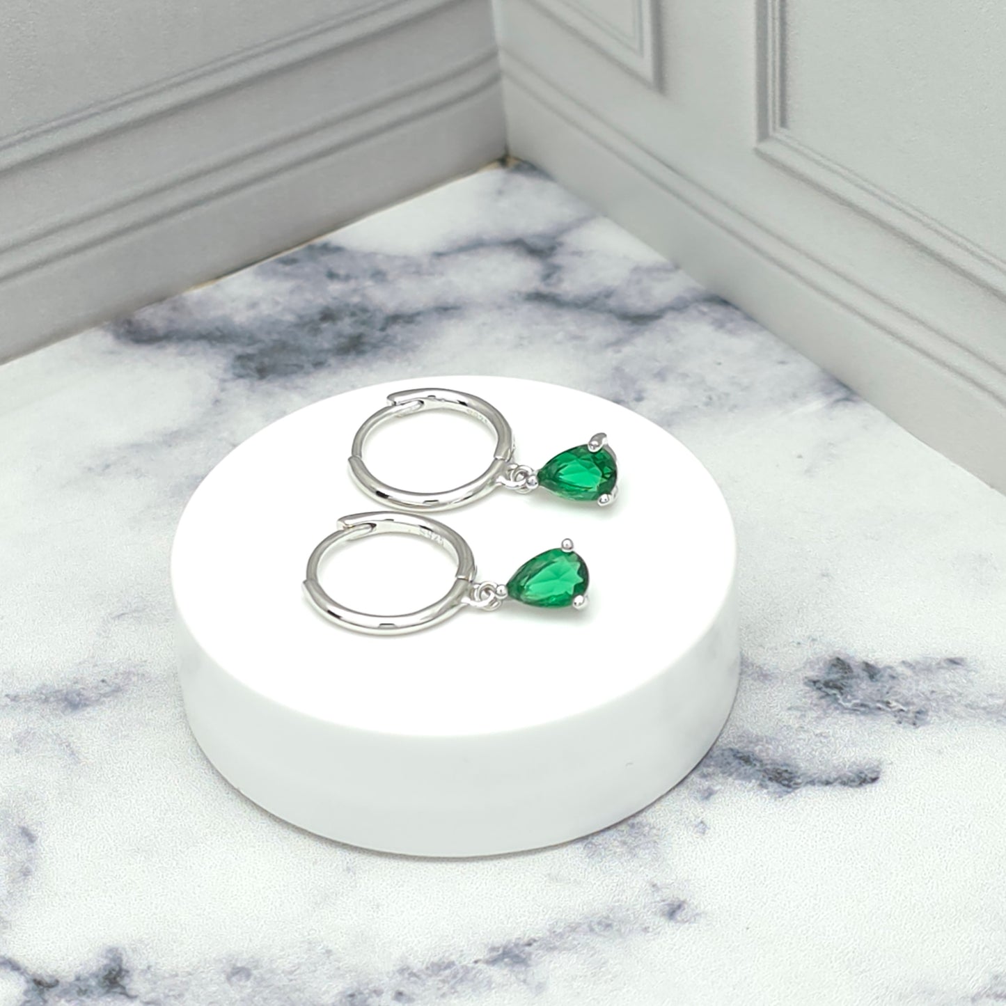 Aretes en plata con piedra en lágrima verde