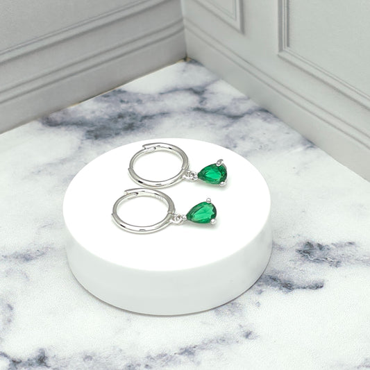 Aretes en plata con piedra en lágrima verde