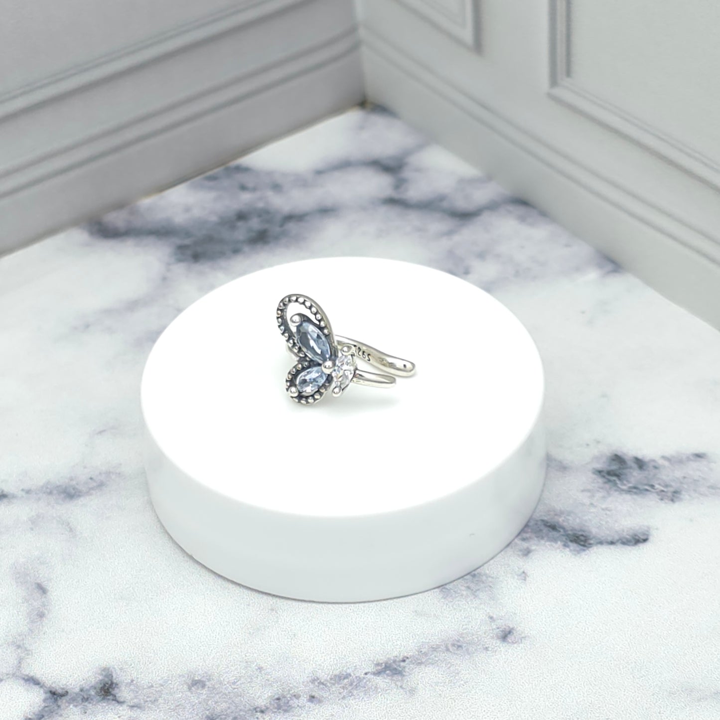 Arete con diseño de mariposa y circonias