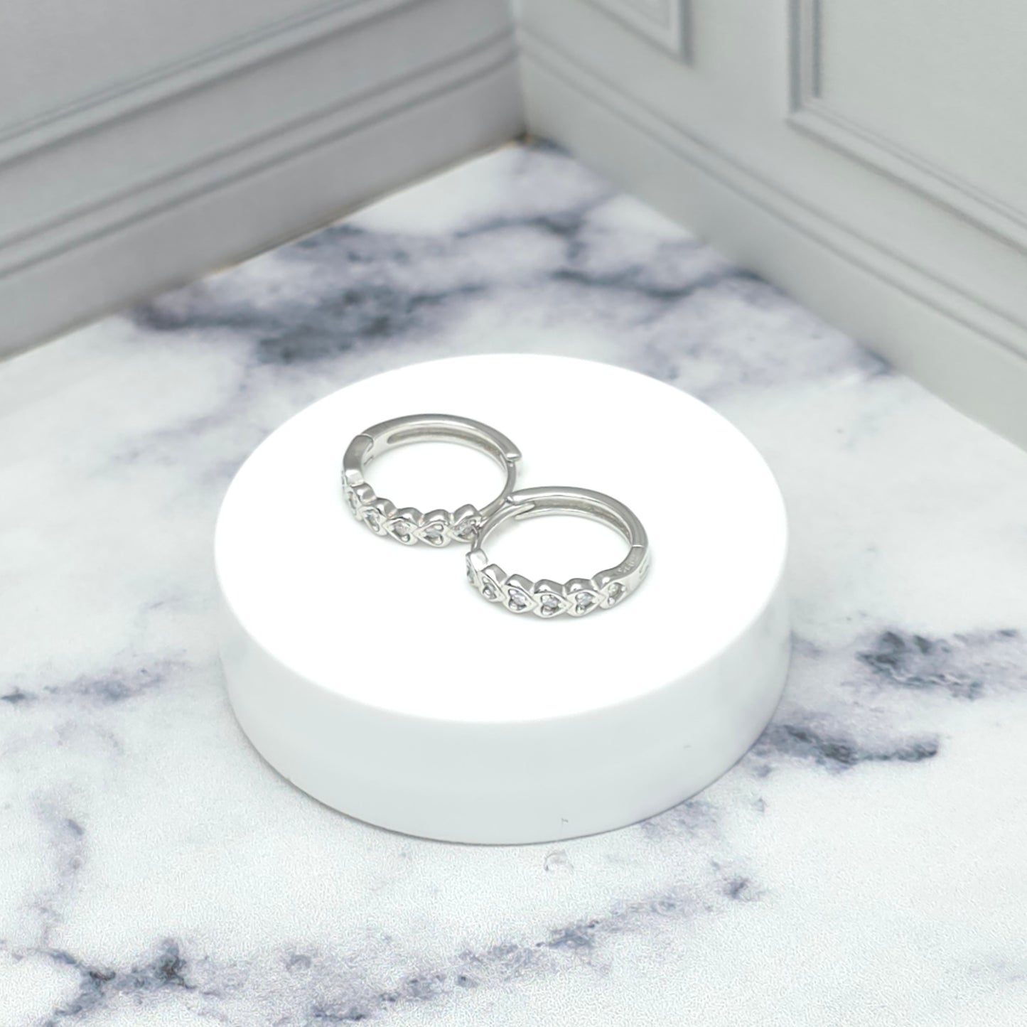 Aretes tipo argolla con diseño de corazones