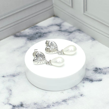 Aretes con corazón y perla colgante
