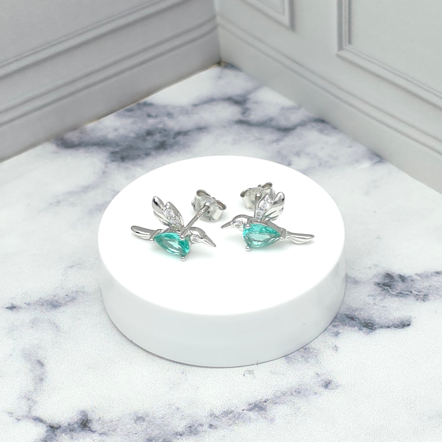 Aretes con diseño de colibrí