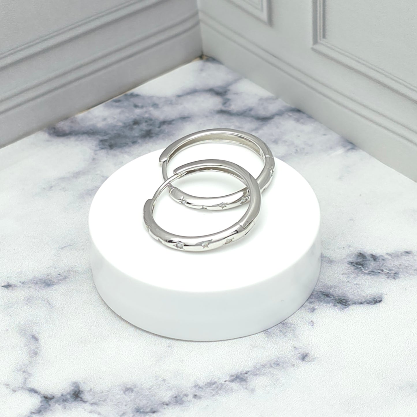 Argollas de plata con grabado de estrellas de circonia