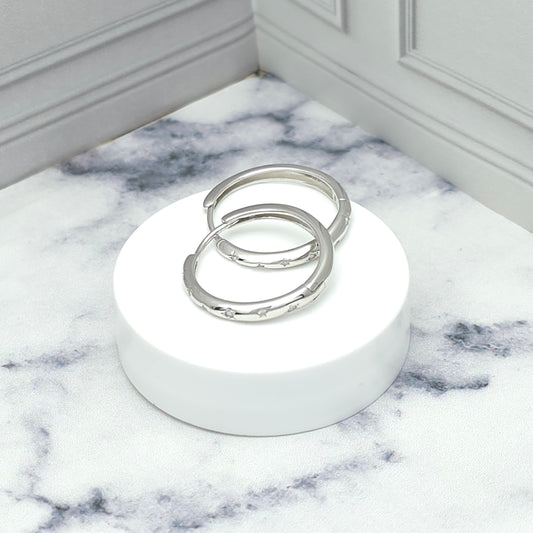 Argollas de plata con grabado de estrellas de circonia