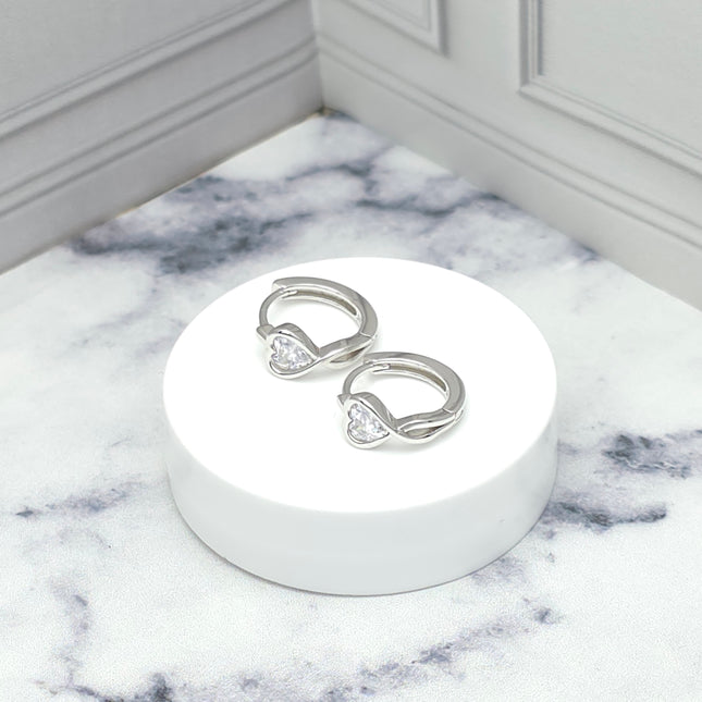 Aretes de plata con corazón brillante