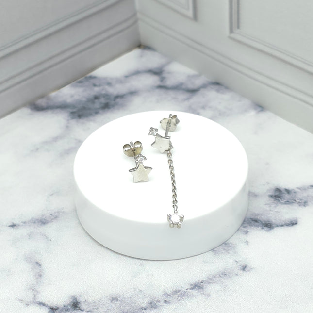 Aretes de plata con diseño asimétrico de estrella