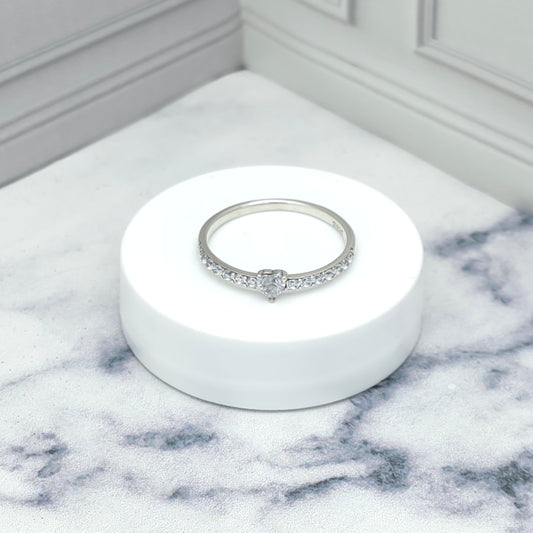 Anillo de plata con detalles brillantes