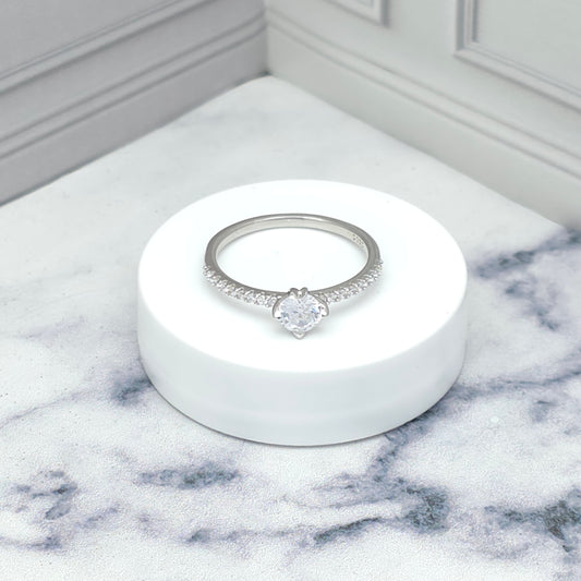 Anillo “Clásico Brillante” con piedra central y detalles laterales