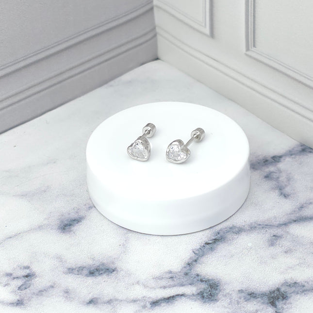 Aretes de plata con corazón de circonia