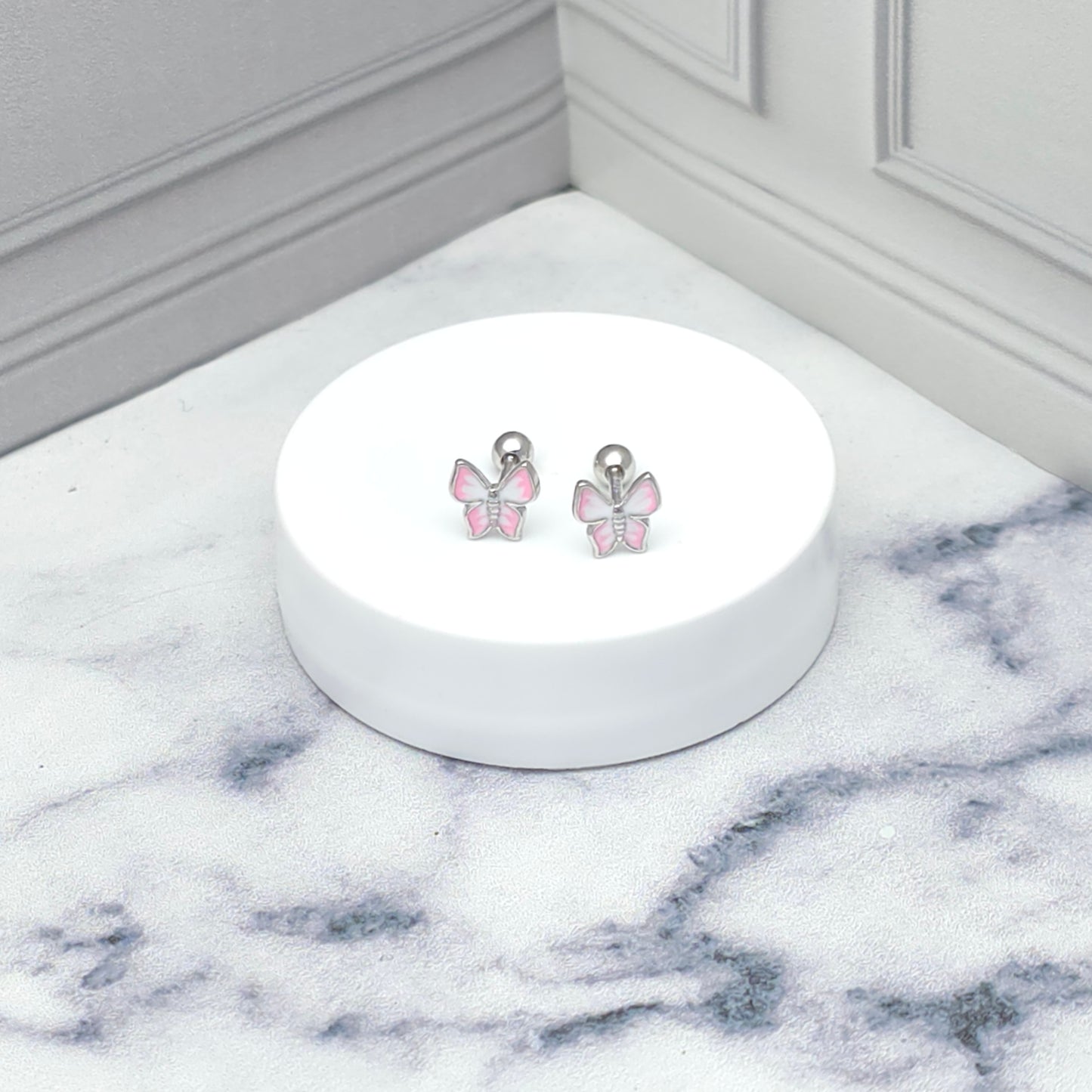 Aretes de plata en forma de mariposa rosada