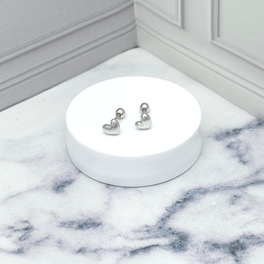 Aretes con diseño de corazón pequeño