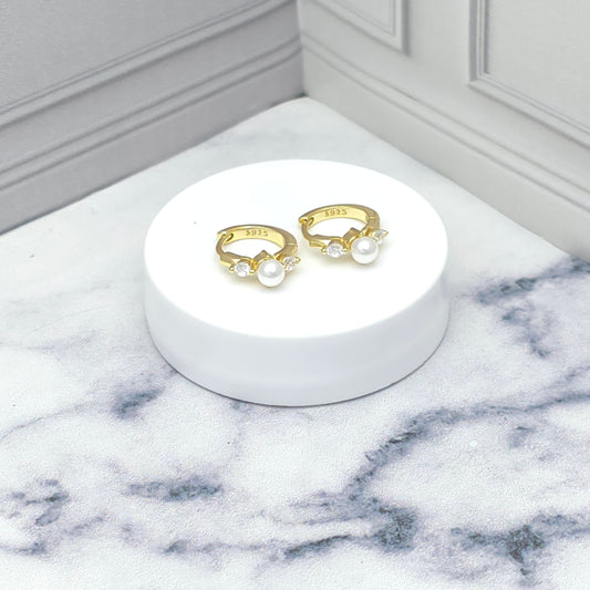 Aretes tipo argolla con perla con baño de oro