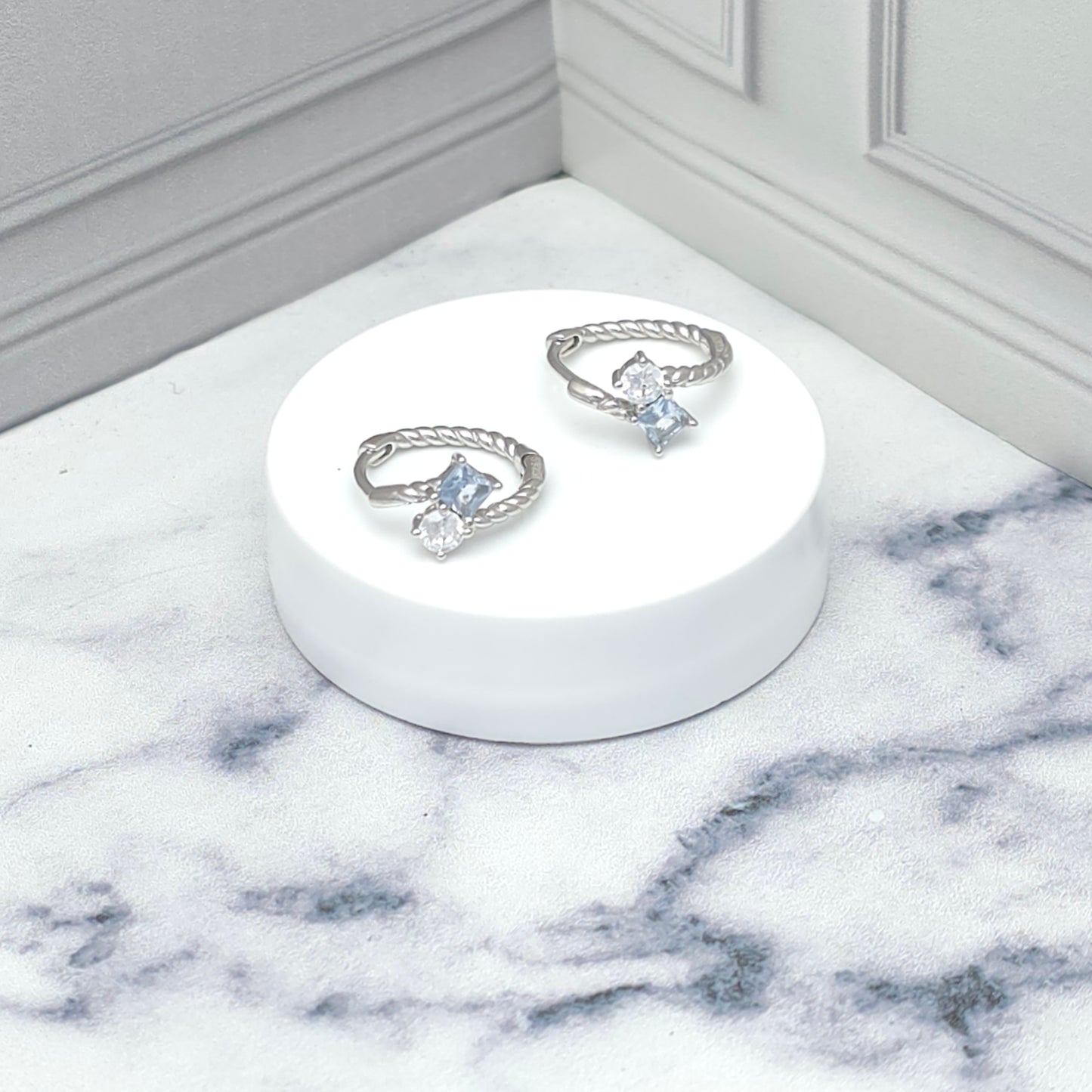 Argollas con detalles brillantes azul