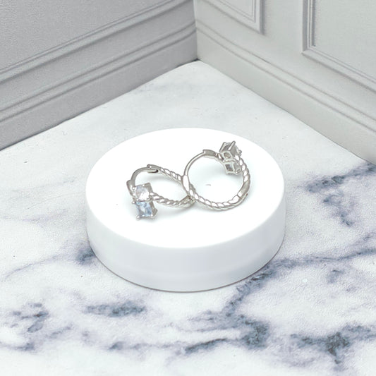 Argollas con detalles brillantes azul