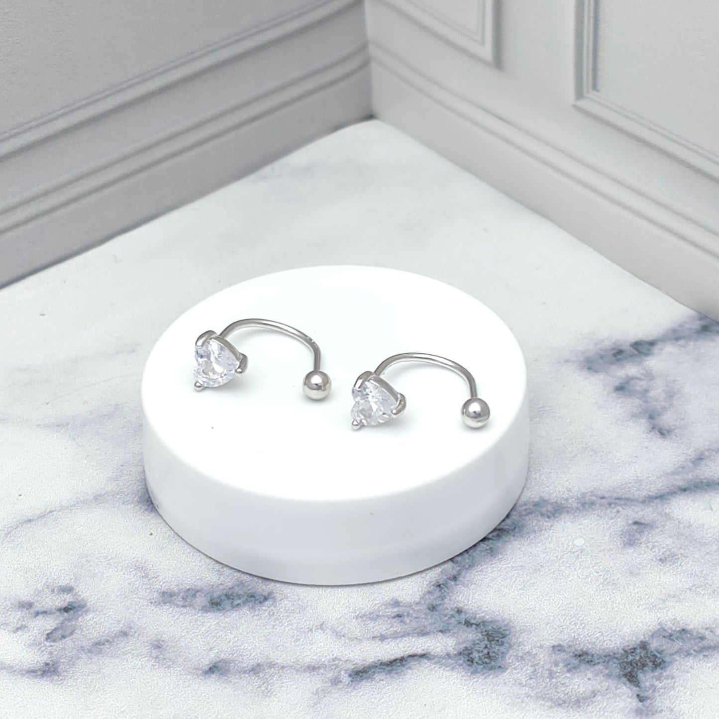 Aretes de plata con circonia en forma de corazón