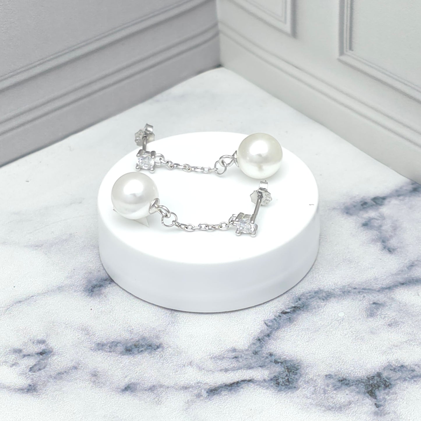 Aretes colgantes con perla y zirconia