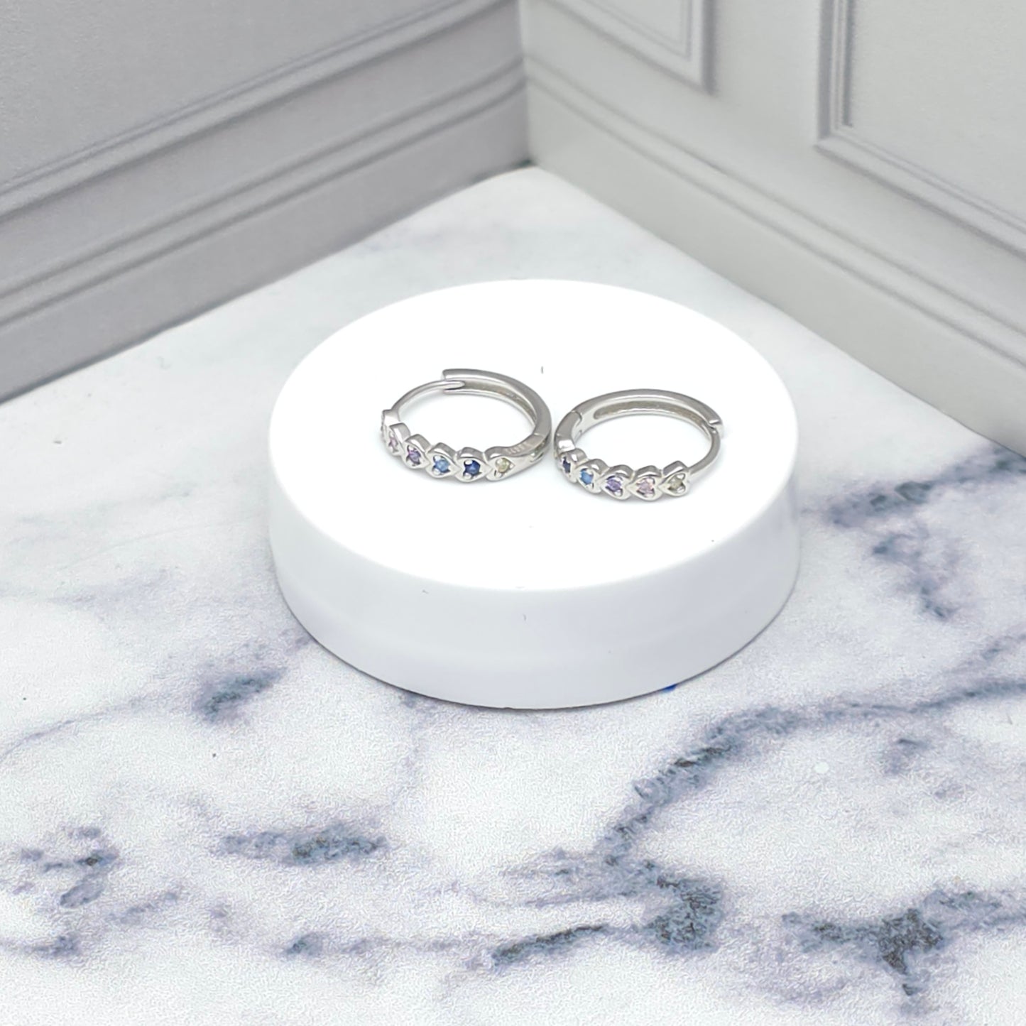 Argollas de plata con corazones multicolor