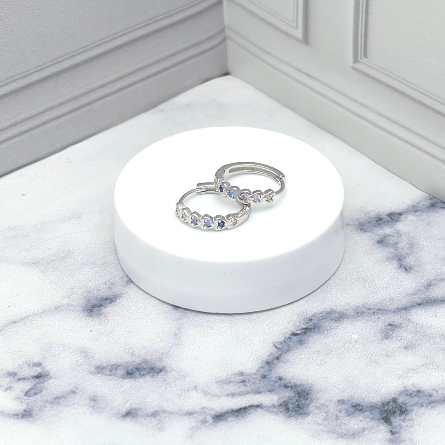 Argollas de plata con corazones multicolor