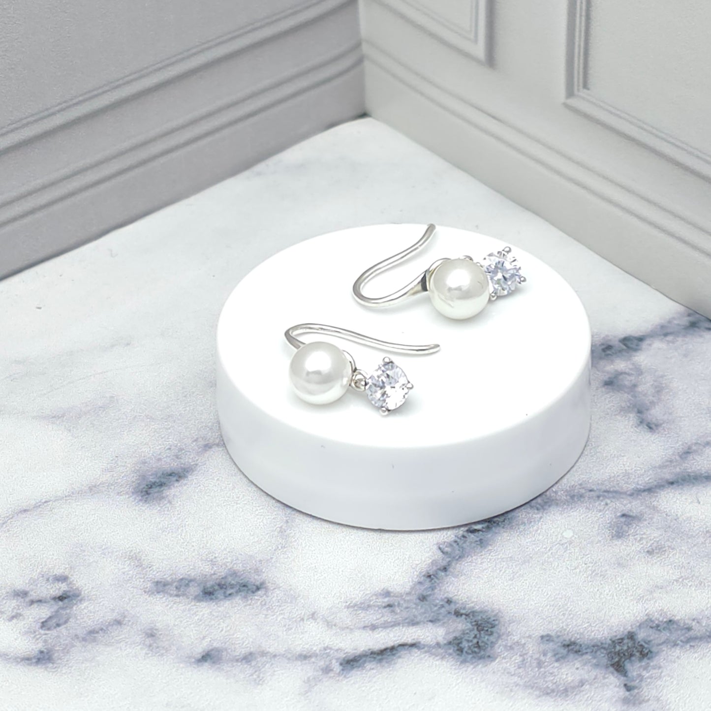 Aretes de plata con perla y circonia brillante