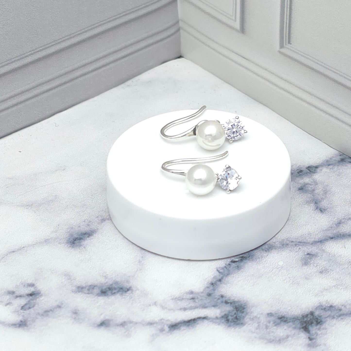 Aretes de plata con perla y circonia brillante