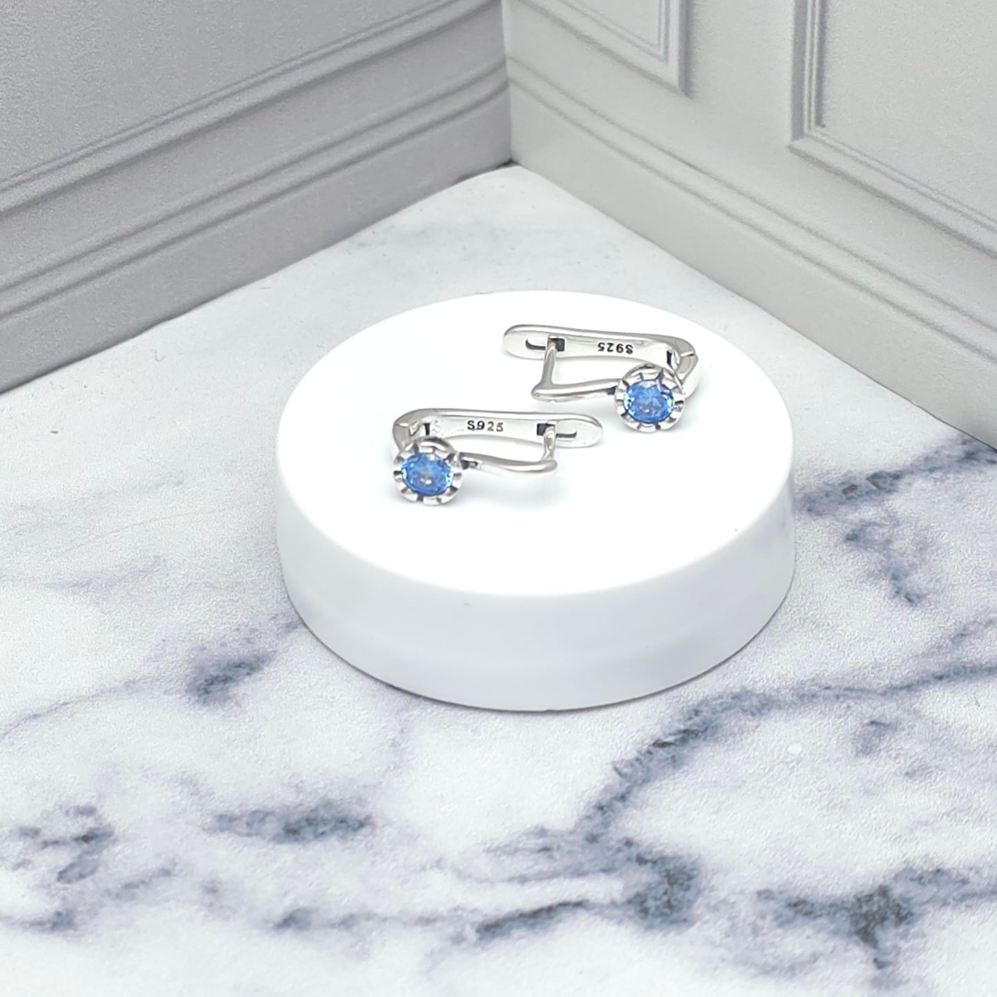 Aretes de plata con detalle azul