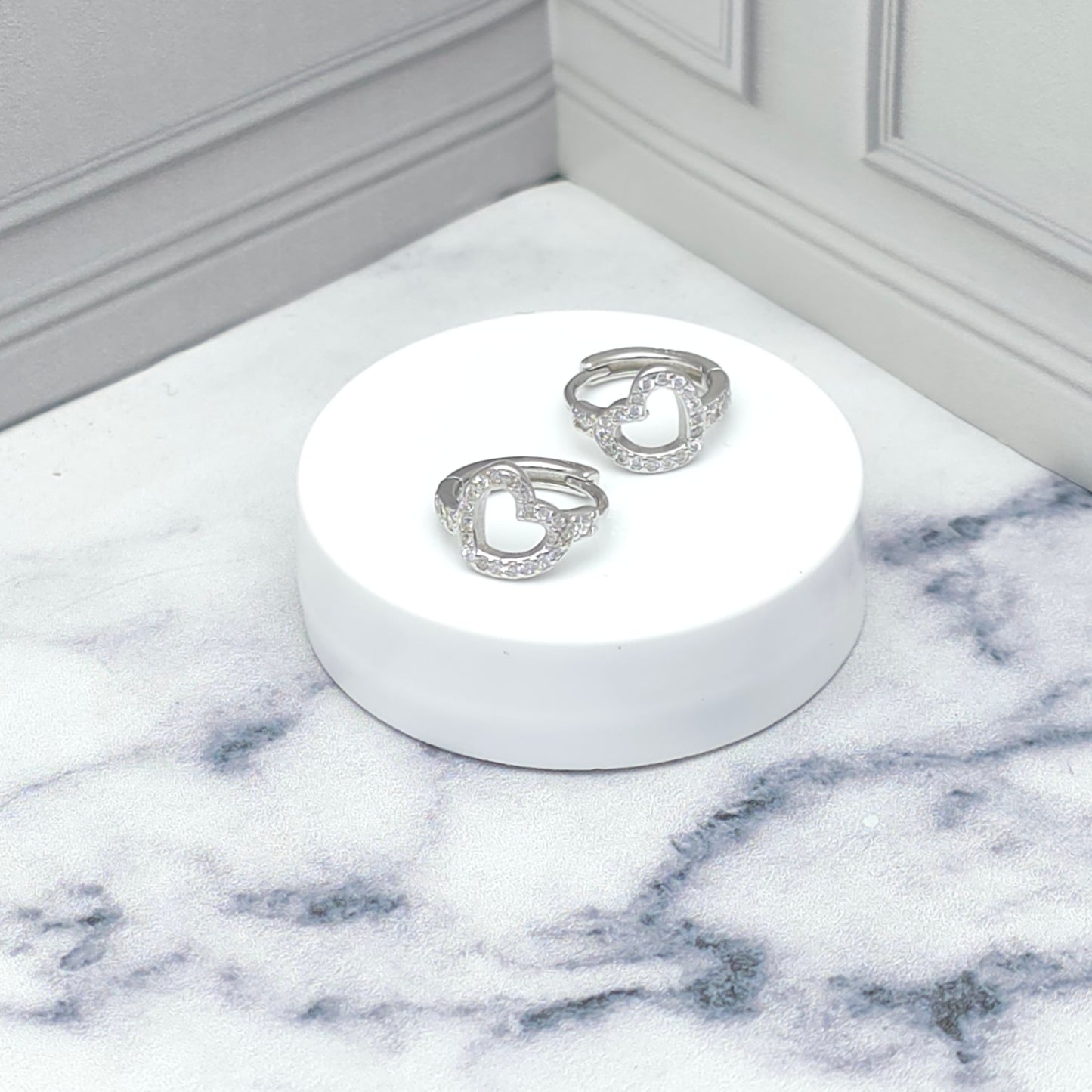 Aretes tipo argolla con diseño de corazón calado