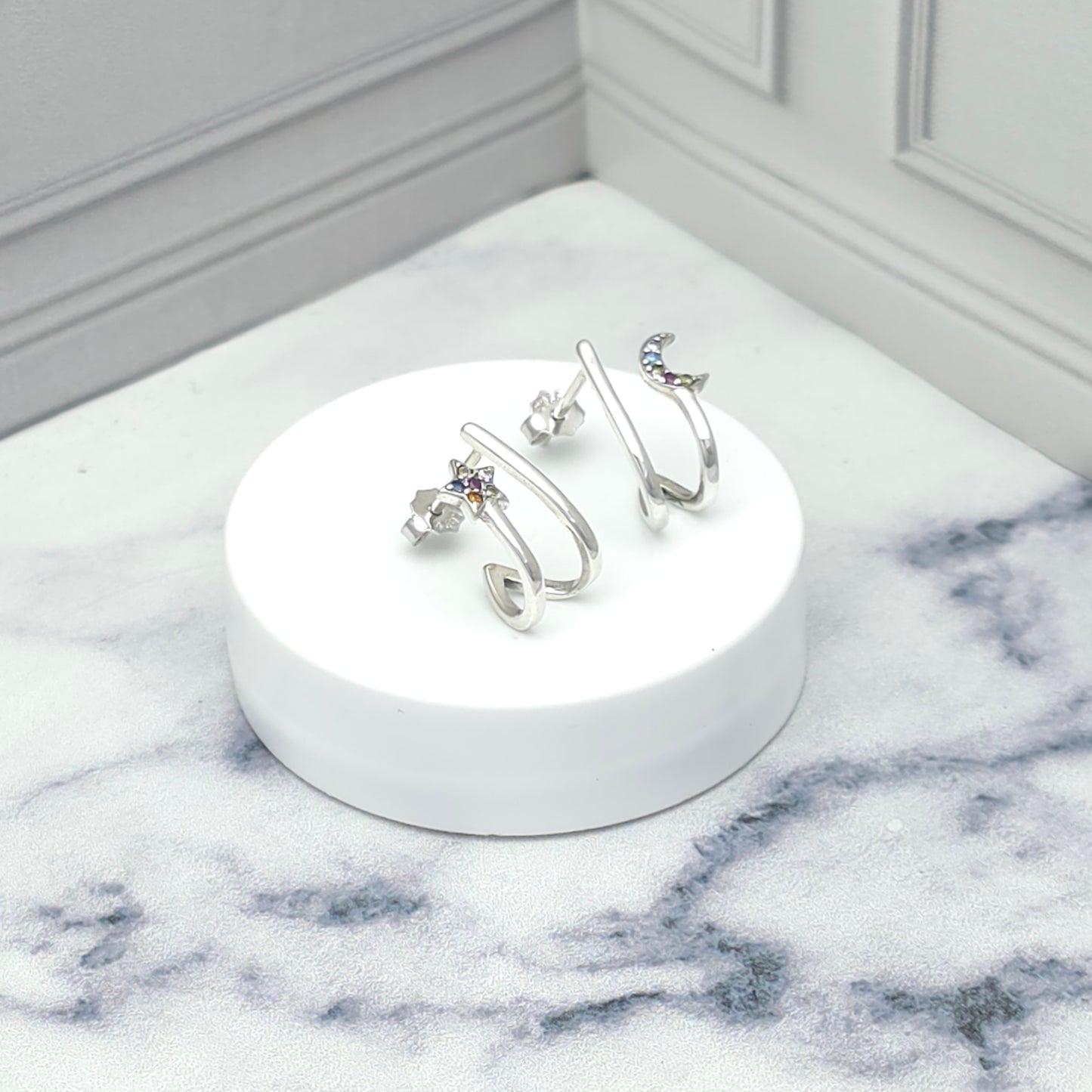 Aretes de plata con luna y estrella multicolor