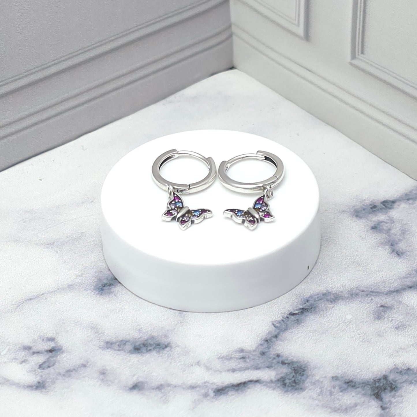 Aretes tipo argolla con mariposa