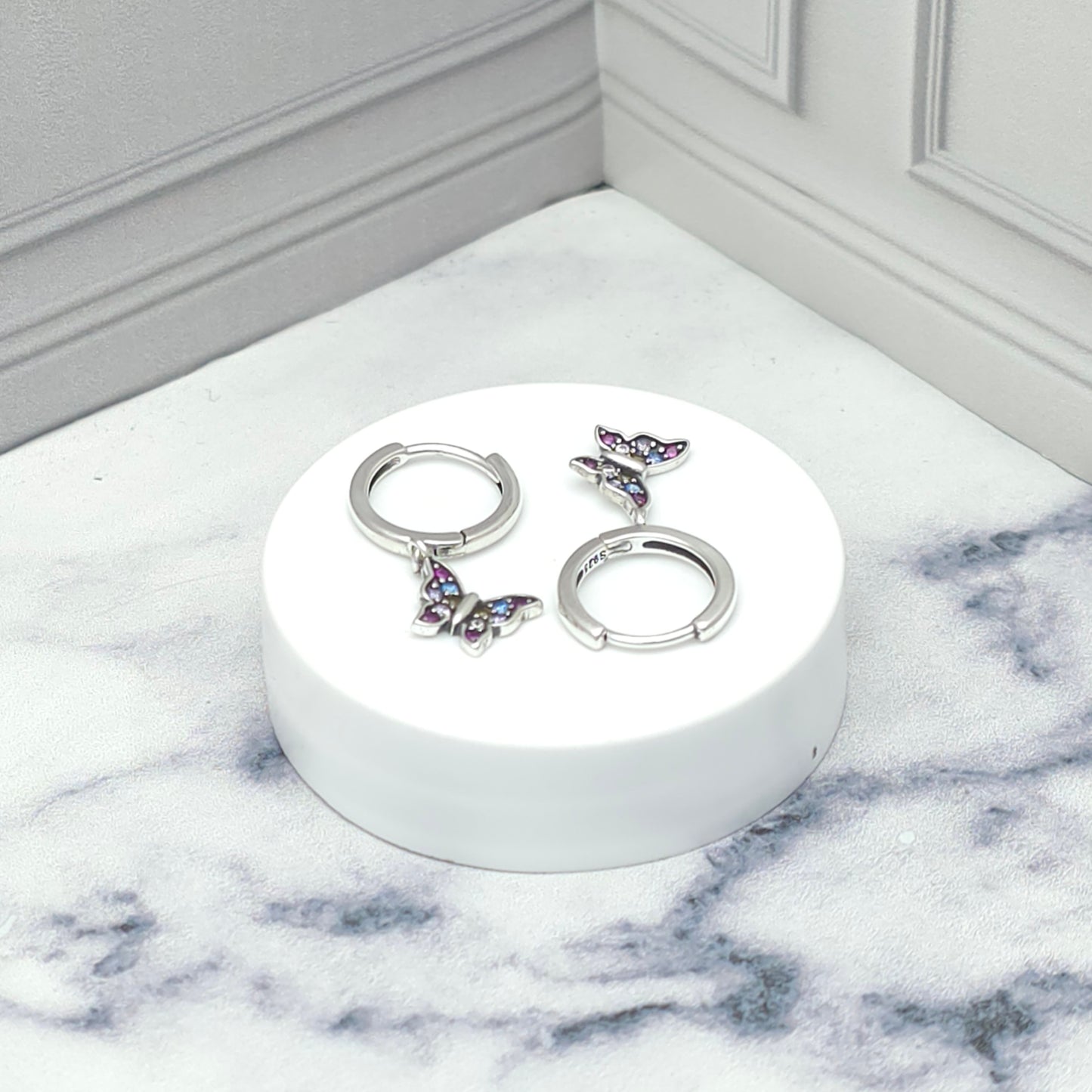 Aretes tipo argolla con mariposa