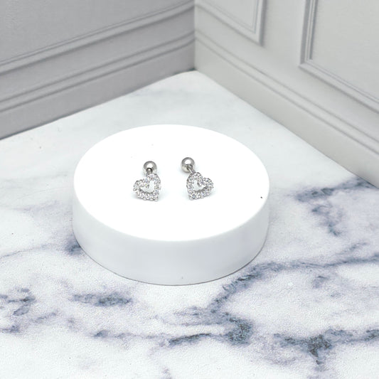 Aretes de plata en forma de corazón con circonias