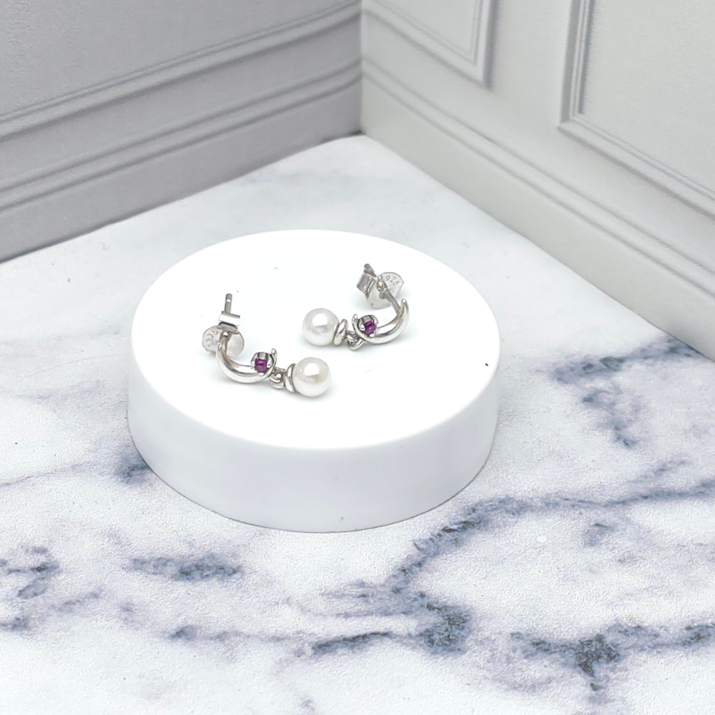 Aretes de plata con luna, perla y piedra rosada