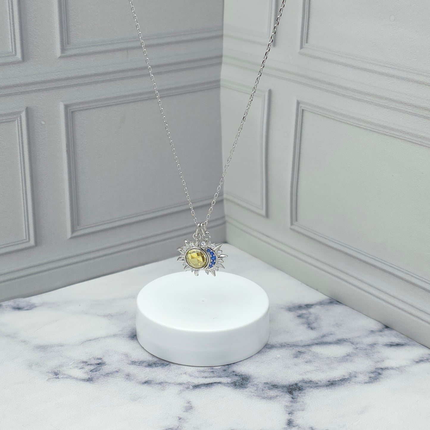 Collar de plata con sol y luna